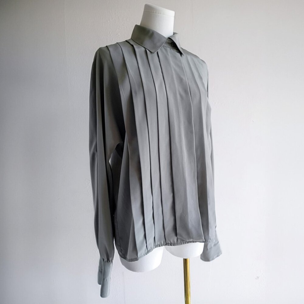 Regina Porter Pleated Blouse Size 8 Gray Long Sleeve Made in Hong Kong